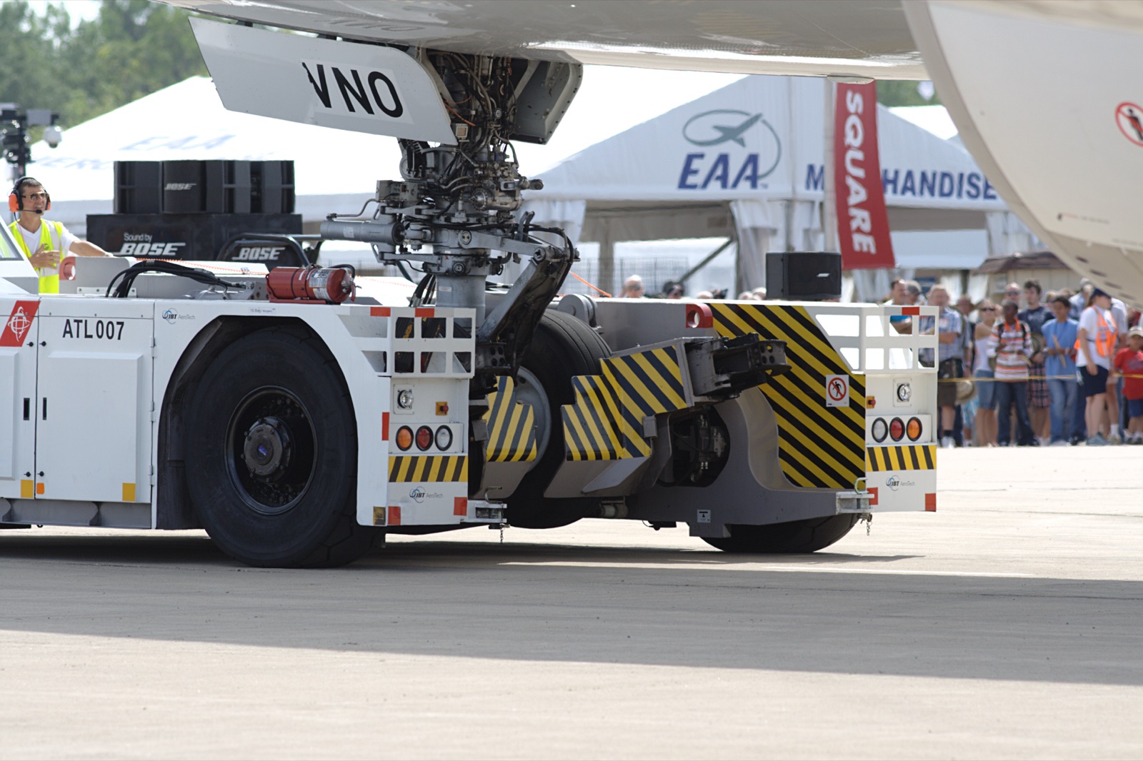 Rebocador sem barra segurando o trem do nariz de um A380