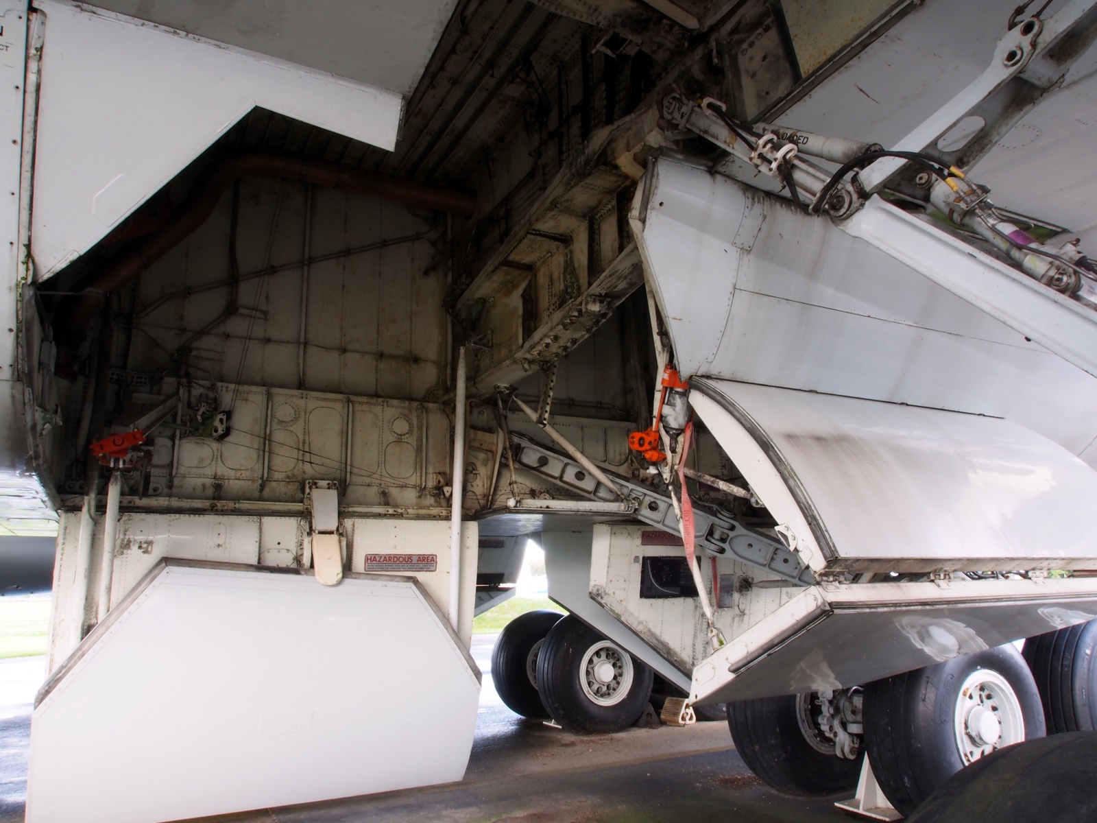 Compartimento do trem de pouso principal de um Boeing 747, com as portas abertas